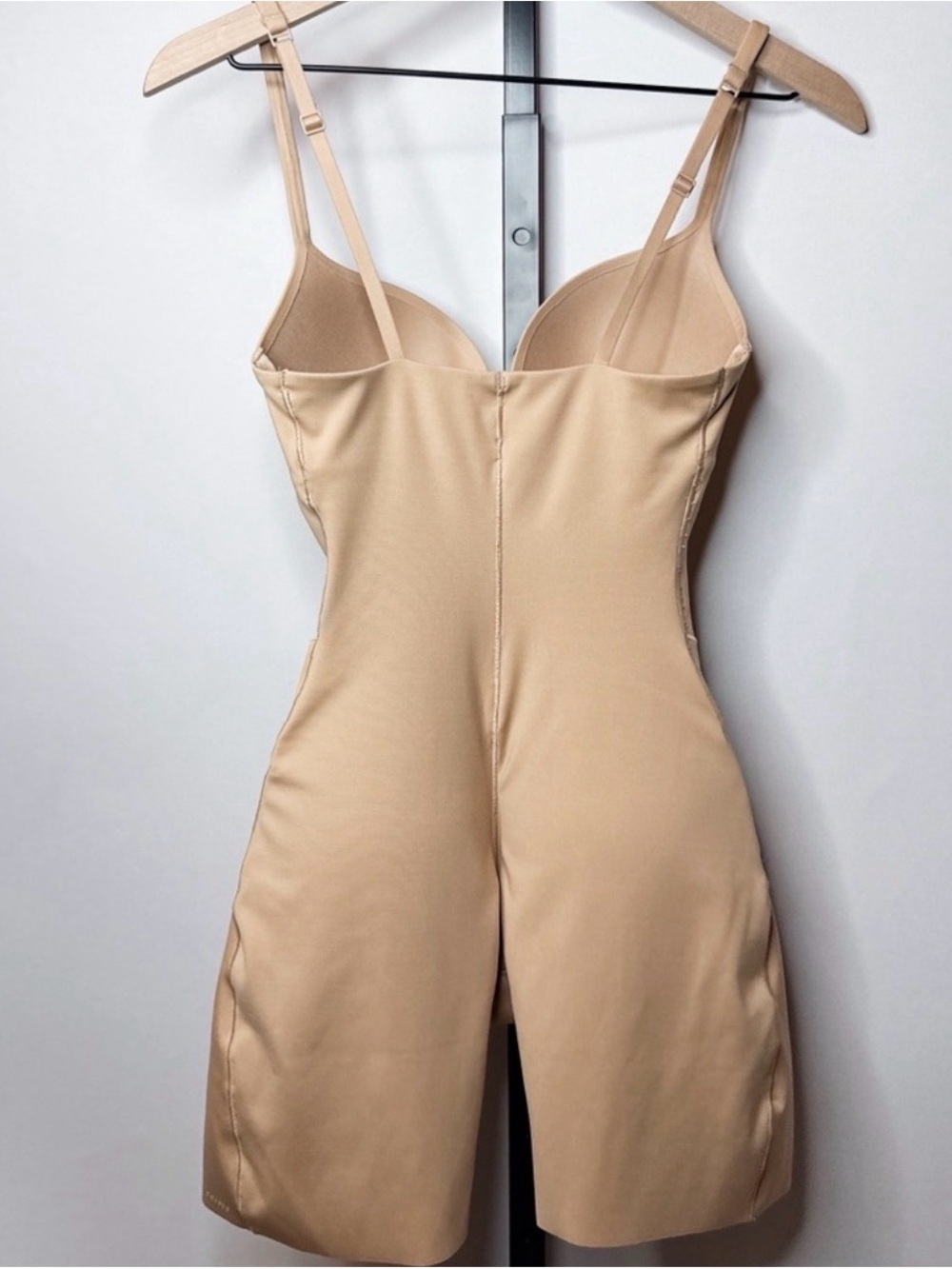 SKIMS Sculpting Nude Underwire Bodyslip - Picture 7 of 7